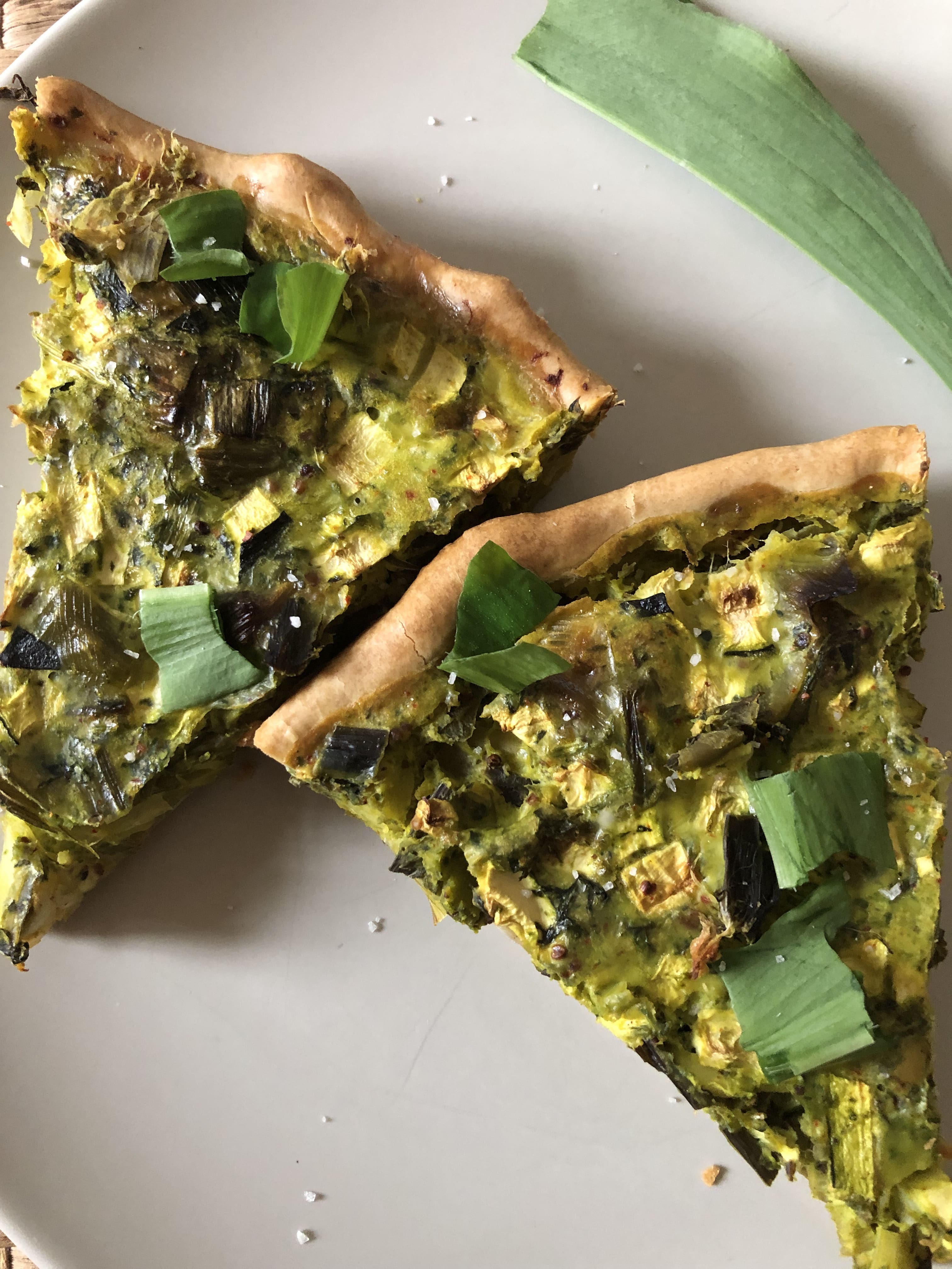 Tarte verte : poireau – pesto de roquette – ail des ours